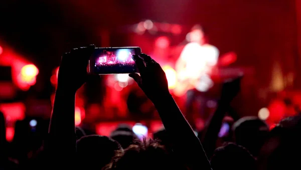 Moderne smartphone tijdens live concert van een band — Stockfoto