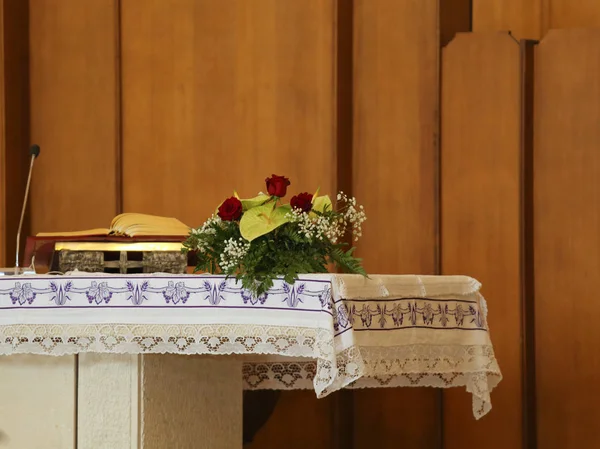 Ołtarz Kościoła chrześcijańskiego z Biblii i wazon kW — Zdjęcie stockowe