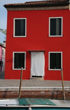 Kırmızı ev yakınlarında Venedik İtalya burano Adası