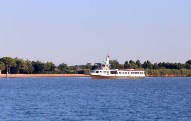 Hızlı turist getirmek için Venedik Lagünü'Vaporetto çalışır 