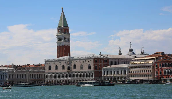 Venedig Italien Campanile av Markusplatsen och Dogepalatset fotografi — Stockfoto