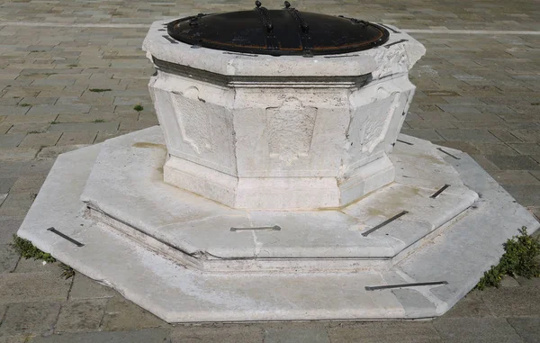 Antike steinerne Brunnen auf einem Platz in Venedig — Stockfoto