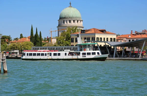 Strandbad von Venedig und die Passagierfähre — Stockfoto