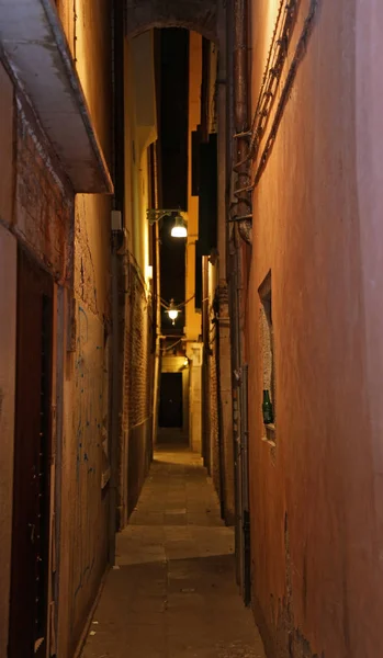 Narrow venice street called CALLE in Italian at night with a lam — Stock Photo, Image