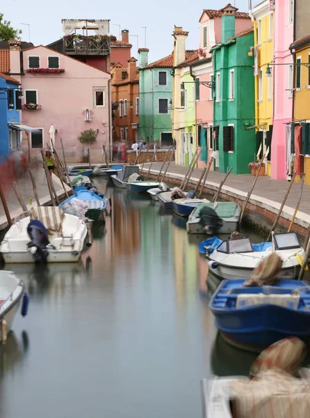 Canal navegable y las coloridas casas de la isla de BURANO nea —  Fotos de Stock