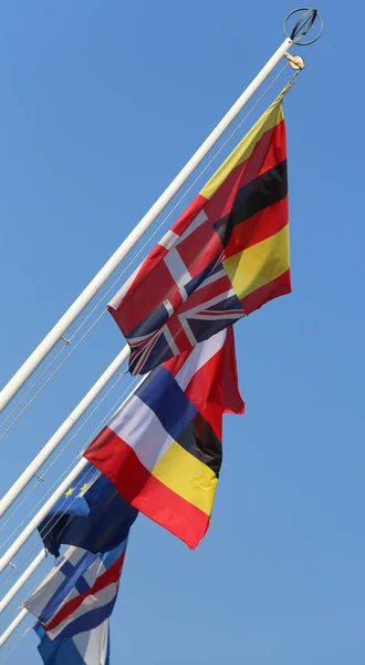 Banderas internacionales ondeando en el viento —  Fotos de Stock