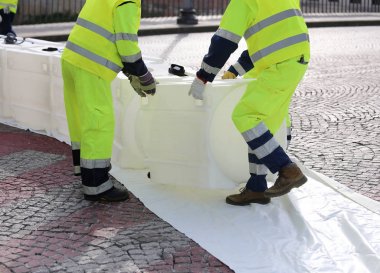 sırasında yüksek görünürlük giysi ile sivil savunma adamlar bir 