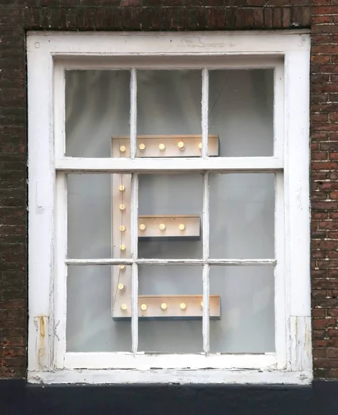 Stor bokstav E med lamporna inuti en av ett hus — Stockfoto
