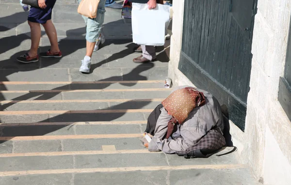 Mujer gitana con pañuelos en la cabeza y falda larga llama al — Foto de Stock