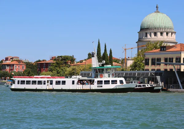 Island called Lido of Venice in Italy and the passenger ferry bo — Stock Photo, Image