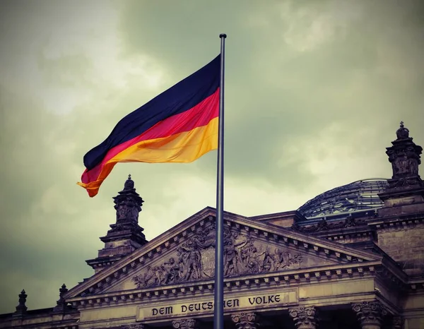 Reichstag edifício é o Parlamento da Alemanha em Berlim com bandeira . — Fotografia de Stock