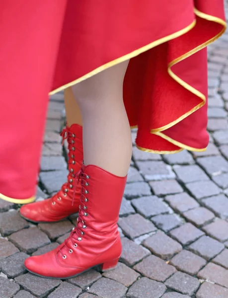 Menina elegante com botas e um manto vermelho — Fotografia de Stock