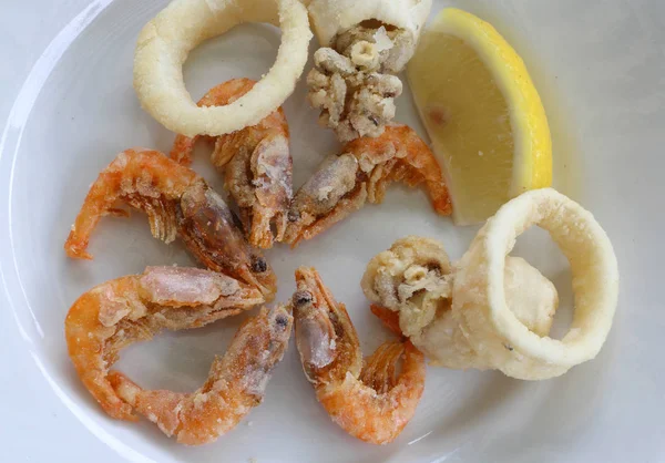 Peixe frito com camarão e uma fatia de limão — Fotografia de Stock