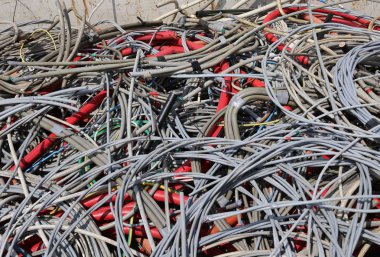 Arka plan bir çöplükte kullanılan elektrik kabloları
