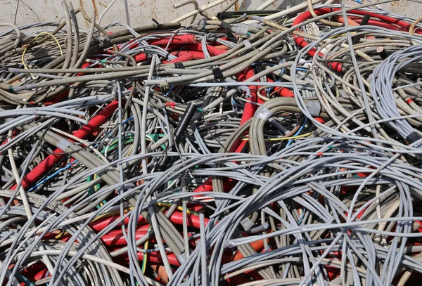 Használt elektromos kábelek egy szeméttelep háttér — Stock Fotó