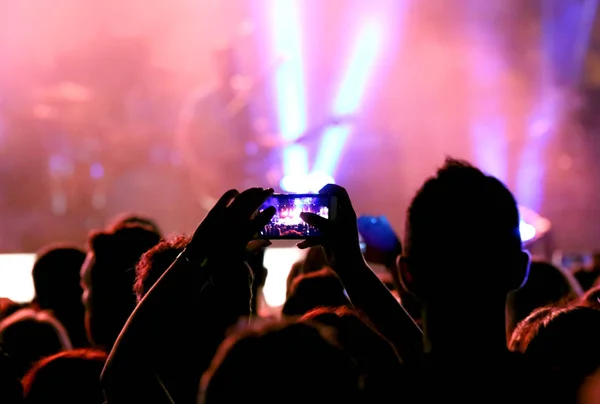 Fans qui prennent des photos avec des smartphones modernes pendant le live con — Photo