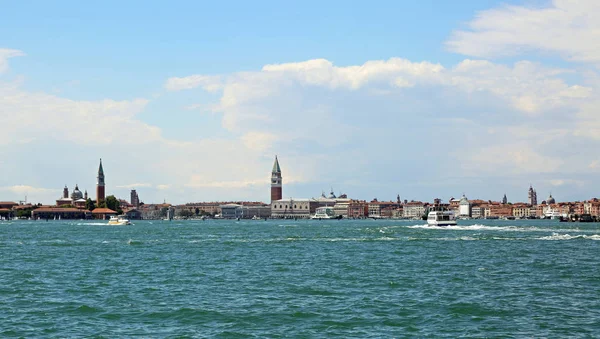 muhteşem çan kulesi Saint Mark ve Saint Geo Kilisesi