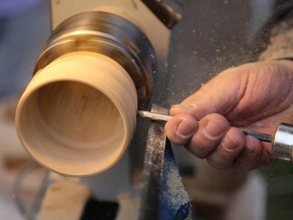 Geschickter Handwerker mit dem Meißel bei der Holzbearbeitung — Stockfoto