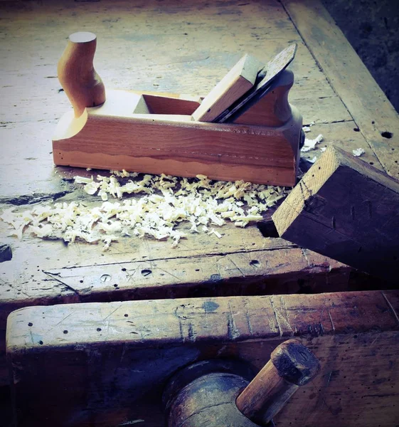 Workbench v tesařství s hoblíkem a piliny — Stock fotografie