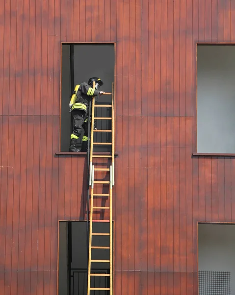 Exercício de bombeiro enquanto escalava no quartel de bombeiros — Fotografia de Stock