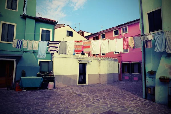 Burano är en ö nära Venedig i norra Italien känd för sin — Stockfoto