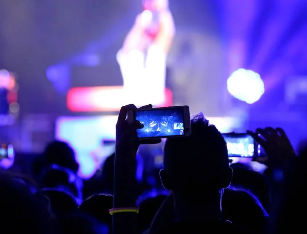 Fans who take photos and record videos with smartphones during t — Stock Photo, Image