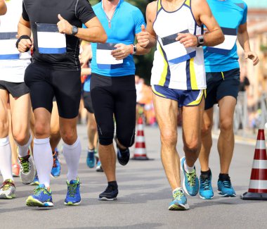 yolda maraton sırasında sporcular
