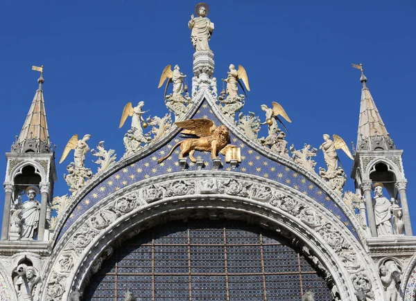 华丽金色翅膀的狮子在威尼斯圣马克大教堂, — 图库照片
