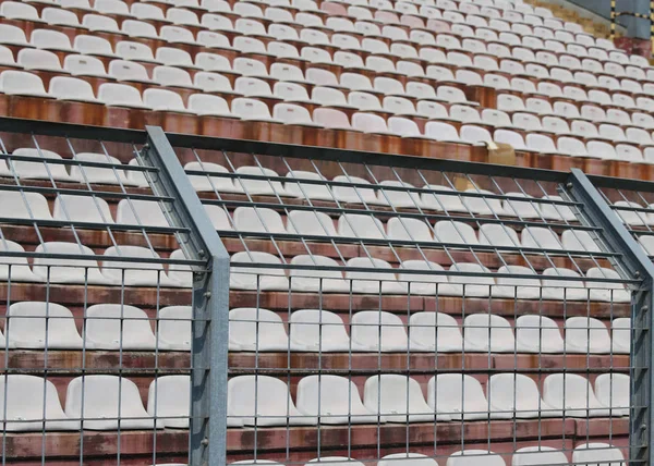 Robust metal mesh di stadion untuk membagi penggemar di tangga — Stok Foto