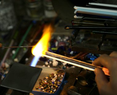 Glassmaker ise erime ve cam şekillendirme