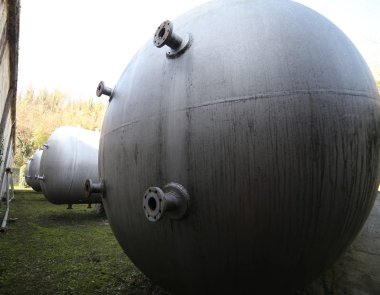 Bir endüstriyel alanda büyük gaz depolama tankları.