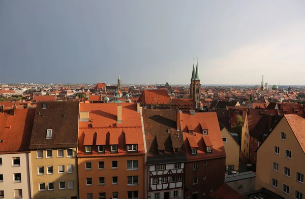 Panorama de la ciudad de Nuremberg en Alemania con muchas casas y —  Fotos de Stock