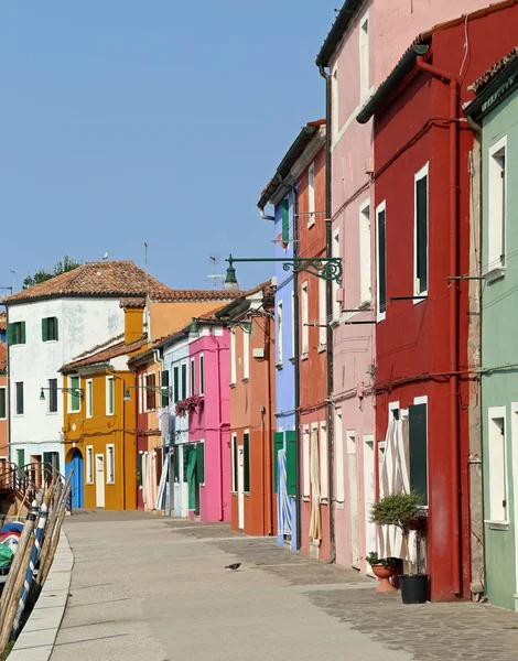 Vivid colored houses on the island of Burano in Venice — Stock Photo, Image