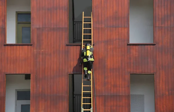Exercício de bombeiro enquanto escalava no quartel de bombeiros — Fotografia de Stock