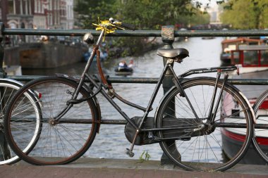 Amsterdam City köprüsü üzerinde siyah Bisiklet