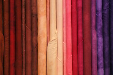 Elbise dükkanı elbiseler veya trendy tablecl renkli kumaşlar