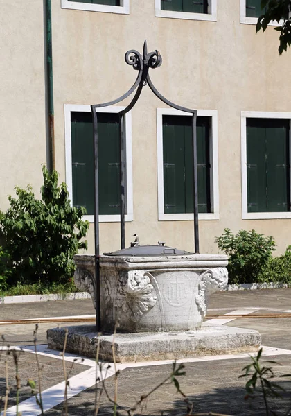 Alter steinerner Brunnen auf dem Platz einer europäischen Stadt — Stockfoto