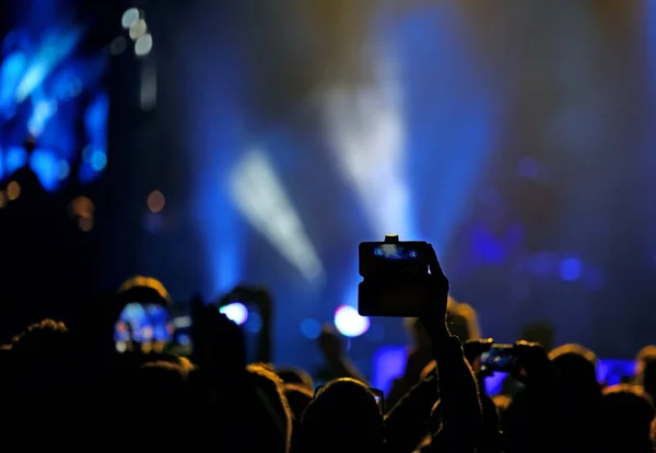 Les fans prennent des photos et enregistrent des vidéos avec des smartphones modernes — Photo