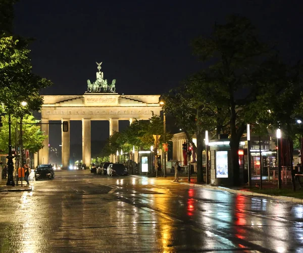 Iluminado Portão de Brandemburgo em Berlim Alemanha com reflexos — Fotografia de Stock