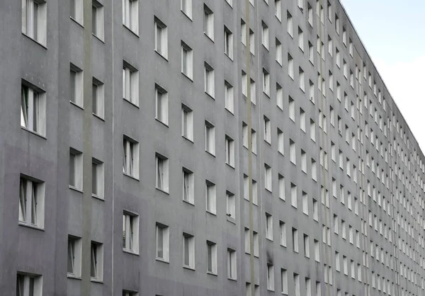 Inmenso edificio con muchos apartamentos en la periferia de un Eur —  Fotos de Stock