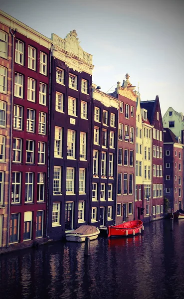 Casas com arquitetura de estilo holandês no Canal de Amsterdã — Fotografia de Stock