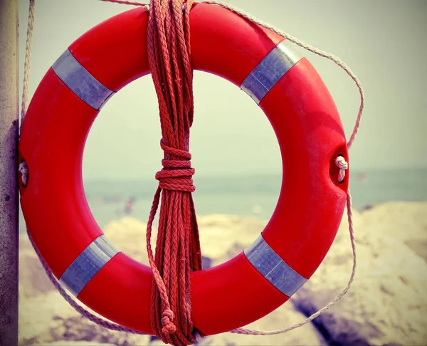 바위에 Lifebuoy — 스톡 사진