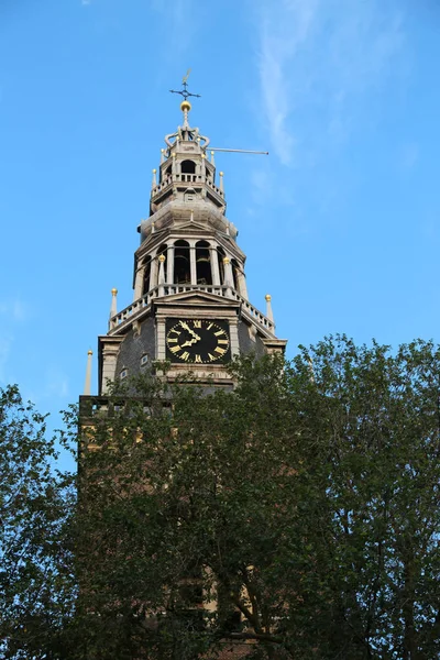 Gamla kyrkan heter Oude Kerk i Amsterdam — Stockfoto