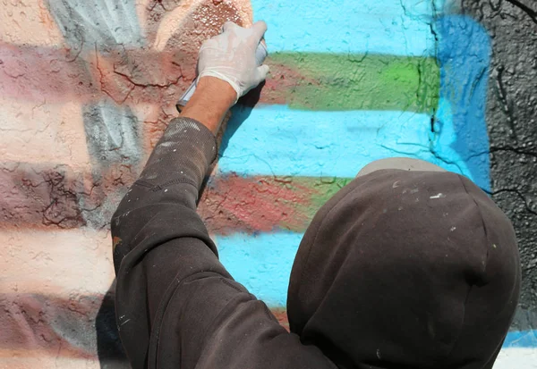 Spisovatel s dirty malovaná mikina malování na zeď — Stock fotografie