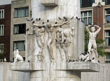 Amsterdam, Hollanda, 23 Ağustos 2017: Nationaal anıt adında sütun 