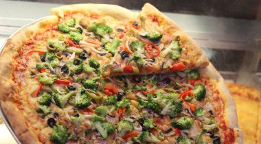 domates mozzarella ve brokoli ile doldurulmuş pizza