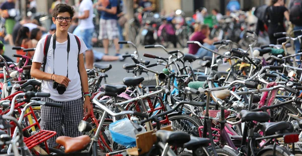 Amsterdam and young tourist amid the parking lot with thousands — Stock Photo, Image