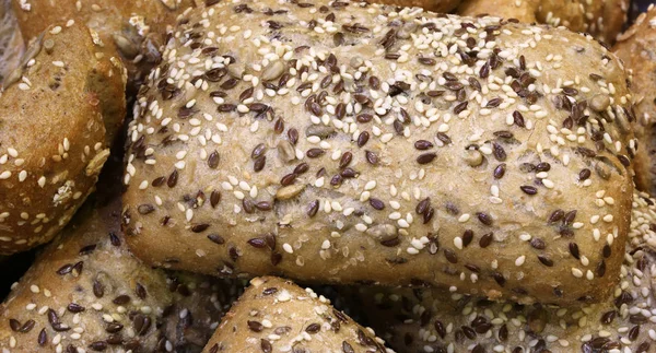 pişmiş ekmek parçaları tam buğday unu ile yapılan