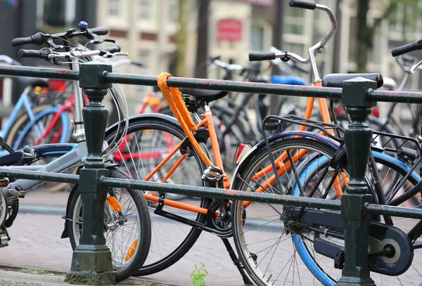 Fahrrad mit großem Vorhängeschloss auf der Brücke — Stockfoto