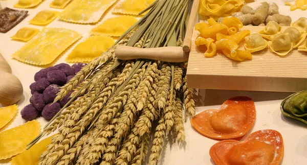 Fresh pasta in a specialized Italian food store and ears of whea — Stock Photo, Image